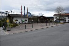 Foto von Kirchplatz mit öffentlicher WC-Anlage Foto von Kirchplatz mit öffentlicher WC-Anlage