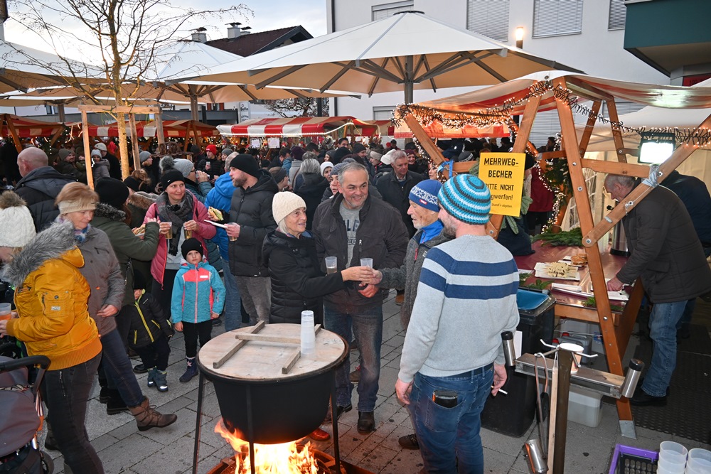 Besuchermagnet PÖLVENZAUBER, weihnachtliche Stimmung am Bad Häringer Dorfplatz