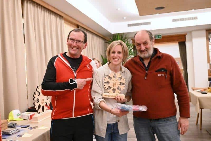 Eventmanager Max Egger und GR Hans-Peter Ager gratulieren Winterkönigin Julia Landmann.