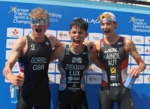 Jelle Kaindl (1. von rechts) freut sich über die Bronzemedaille. Foto: Triathlon Pictures