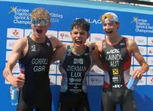 Jelle Kaindl (1. von rechts) freut sich über die Bronzemedaille. Foto: Triathlon Pictures