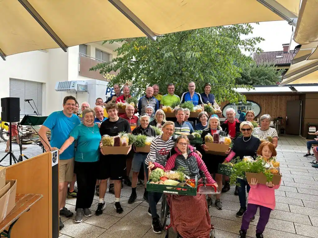Glückliche Gewinner nach der Verlosung der schönen Sachpreise. Foto: ORGA-Team